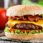 Makan dan Nyemil Bersamaan, Apalagi Jika Bukan Hamburger