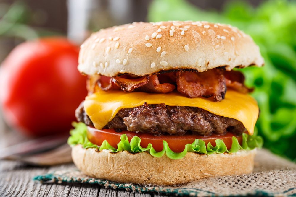 Makan dan Nyemil Bersamaan, Apalagi Jika Bukan Hamburger